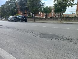 Buche in via Guido Rossa, limite di velocità scende a 30 all’ora