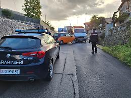 Incidente all'alba, auto si scontra con un camion per la raccolta dei rifiuti