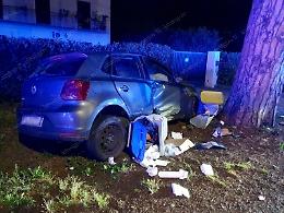 Sbanda con l'auto e provoca un frontale nella notte