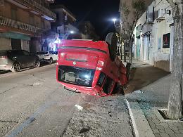 Incidente nella notte, auto ribaltata in via dei Lauri 