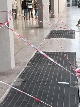 Griglie pericolanti in pieno centro: interviene la Polizia Locale
