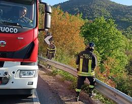 Cade dalla moto  e finisce nel dirupo, grave una 20enne