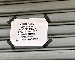 Largo Marconi, furti e danni ingenti al distributore automatico