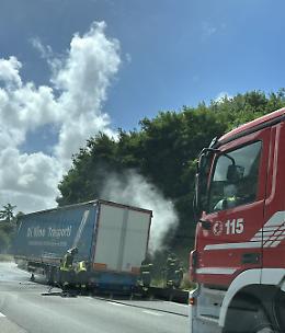 Mezzo pesante prende fuoco sulla Pontina, l'intervento dei Vigili del Fuoco