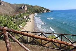 Chiudono abusivamente l’accesso alla spiaggia di Bazzano, denunciati i titolari di uno stabilimento