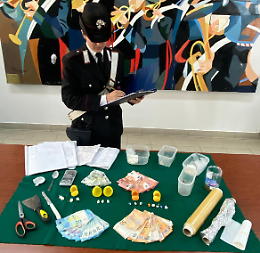 Trovata con oltre un etto di stupefacente, arrestati