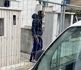 Entra in un cantiere e semina il panico armato di  coltello