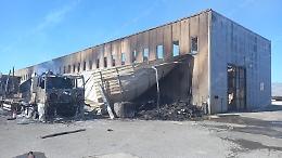 Incendio in via dell'Industria, crolla il tetto del capannone