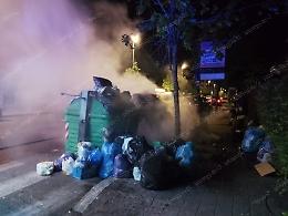 Raid vandalico, incendiato un cassonetto
