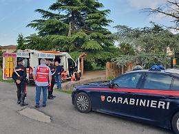 Accoltella la moglie e tenta il suicidio
