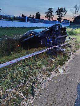 Lascia l’auto a bordo strada dopo l'incidente: caccia all'uomo