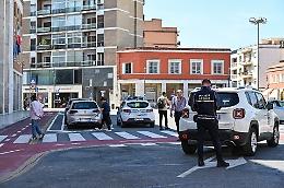 L’isola pedonale riapre al traffico in piazza del Popolo, scattano le prime multe
