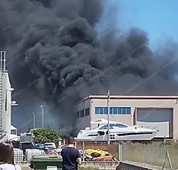 Vasto incendio nel deposito di barche, operazioni in corso 