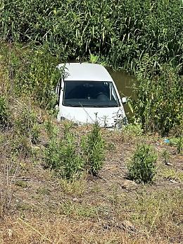 Tamponata all'incrocio, finisce con l'auto nel canale