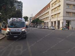 Cade sulla pavimentazione danneggiata, anziano ferito