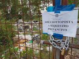Una montagna di rifiuti nella ex Pozzi Ginori 
