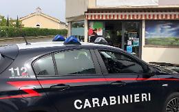 Provano a forzare la cassa del bar, ma il colpo fallisce