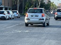 I vetri restano in strada dopo l'incidente, gomme bucate per due auto 