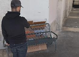 Vita da clochard: la panchina, la dignità e il sogno di un letto
