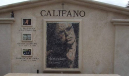 Rubato l’autografo in bronzo nella tomba di Califano