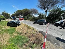 Incidente all'incrocio, grave una donna