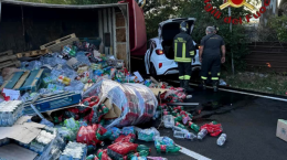 Tir si ribalta e perde l'intero carico di bevande