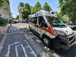 Anziana cade a causa del marciapiede rotto e si ferisce