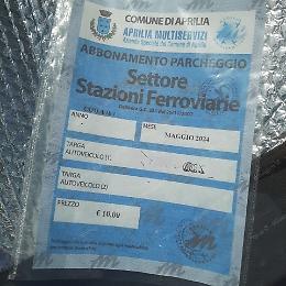 Scoperti i furbetti del parcheggio, abbonamenti falsi nell'auto