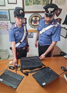 Ruba dei computer all'ospedale poi cerca di venderli: denunciato