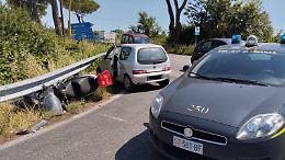 Incidente  tra auto e scooter all'incrocio, tre feriti: uno è gravissimo
