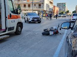 L'urto con un'auto e lo schianto in moto, feriti due giovani
