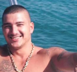 Marito sparito in mare da sei anni, la visita di tre sconosciuti  riaccende la speranza