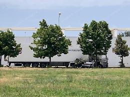 Rimorchio di un tir prende fuoco nella notte, paura in via Rimini