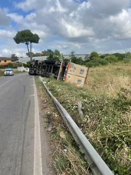 Incidente in via dei Rutuli, Tir si ribalta: grave il conducente
