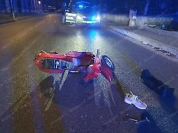 Incidente frontale tra auto e Vespa, ferito un giovane