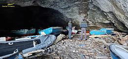 La grotta dell'isola trasformata in discarica, scatta il sequestro