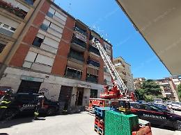 In via Ariosto un falso allarme, libri caduti a terra scambiati per spari