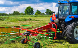 "Taglia il fieno e un macchinario gli stacca un braccio: lavoratore abbandonato in strada"