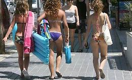 Vietato girare in bikini o stendere i panni in aree pubbliche, scatta l'ordinanza contro il degrado urbano