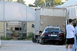 Infortunio nei campi, lasciato davanti casa senza un braccio: non era assunto