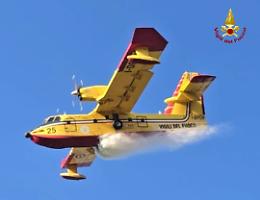 Incendio boschivo lambisce il paese, primi voli per in Canadair