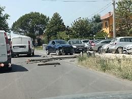 Sbanda con l'auto e abbatte un palo, ferito un ventenne