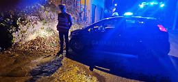 Si apre una buca e si allaga la strada: l'intervento dei Vigili del Fuoco e Carabinieri 