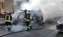 Incendio al centro di Scauri, distrutto un furgoncino