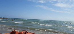 Tragedia in mare ad Anzio: due fratelli annegano nel tentativo di salvarsi a vicenda
