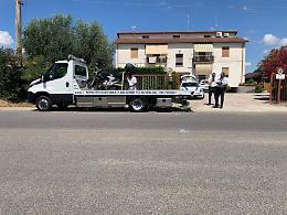 Cade per evitare un mezzo pesante, centauro finisce in ospedale 