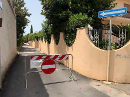 In via De Gasperi da tre mesi i residenti sono "prigionieri" delle buche