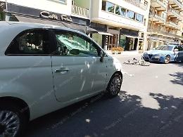 Semafori lampeggianti all'incrocio, giovane ciclista investita in centro