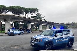 Li aggredisce con una bottiglia di vetro, identificato dalla Polizia