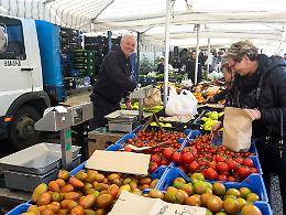 Cisterna, i banchi della frutta traslocano per permettere i lavori